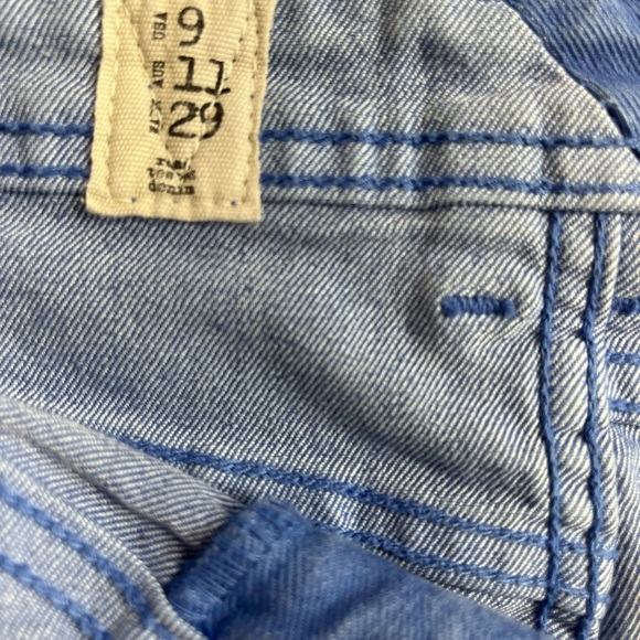 Woman's Volcom blue cutoff short shorts.
Size 9
Inseam 2 inches
#volcom - Picture 7 of 9